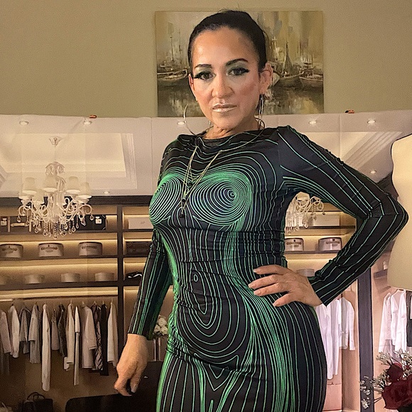 That dress. 🛸🔭🪐☄️👽🛸💚 - Picture 4 of 6